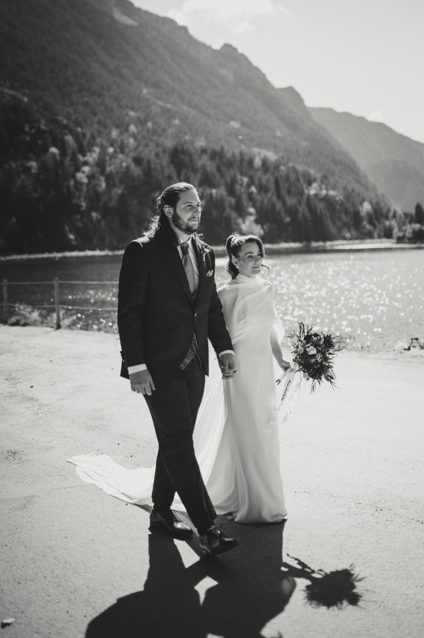 Novios paseando junto a un lago de montaña