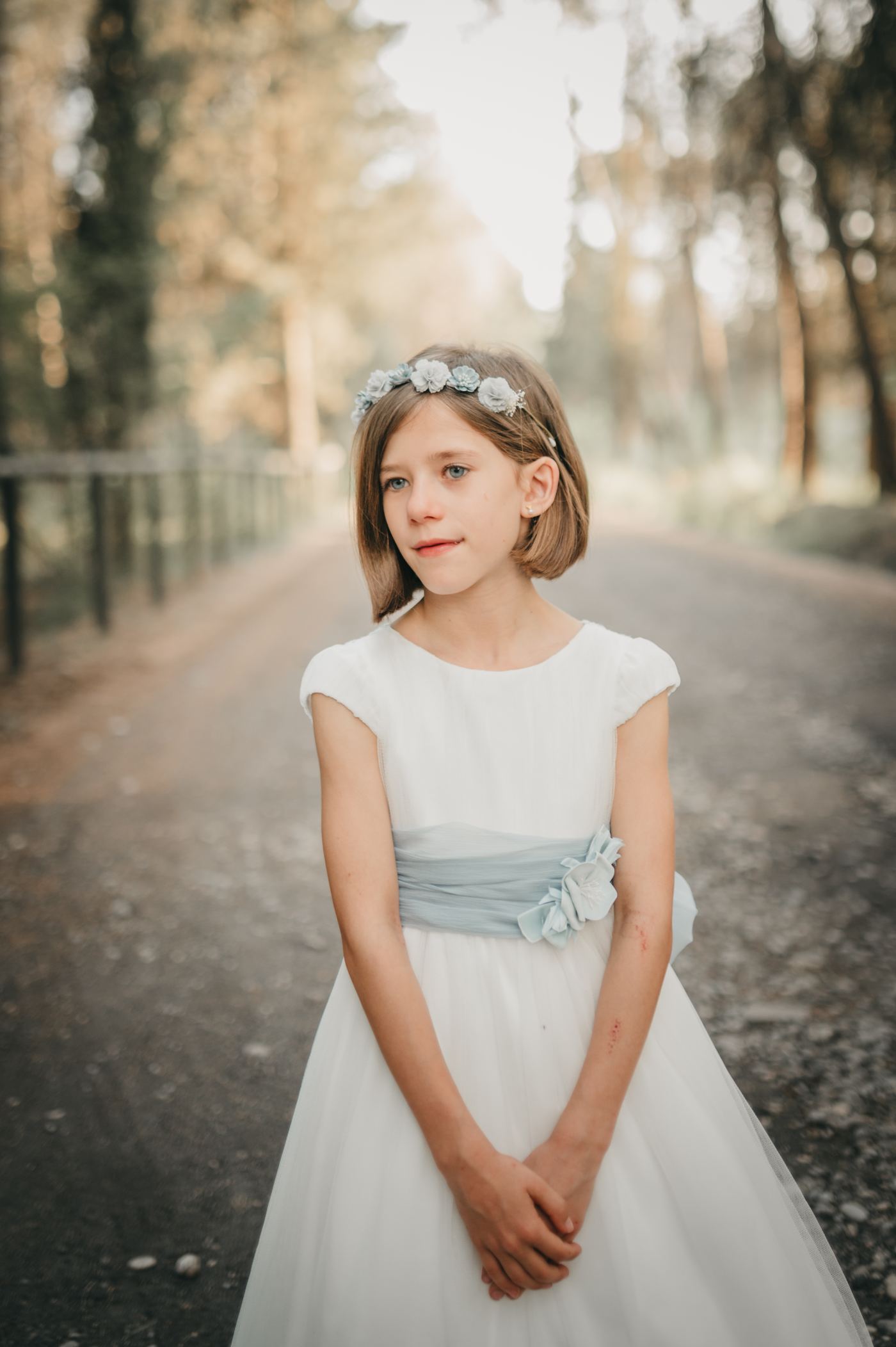 Retrato de niña de comunión en el camino