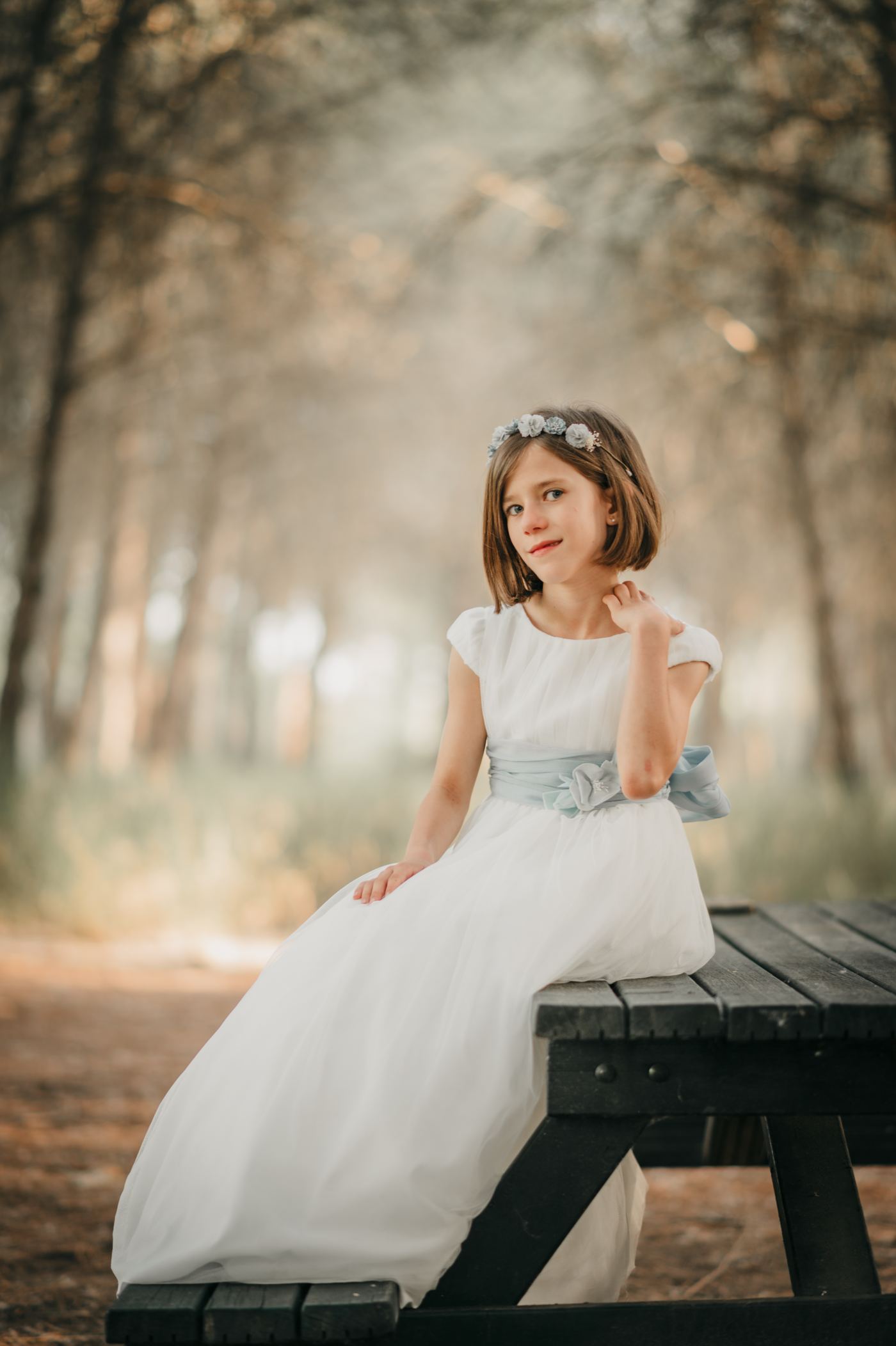 Niña de comunión sentada sonriendo