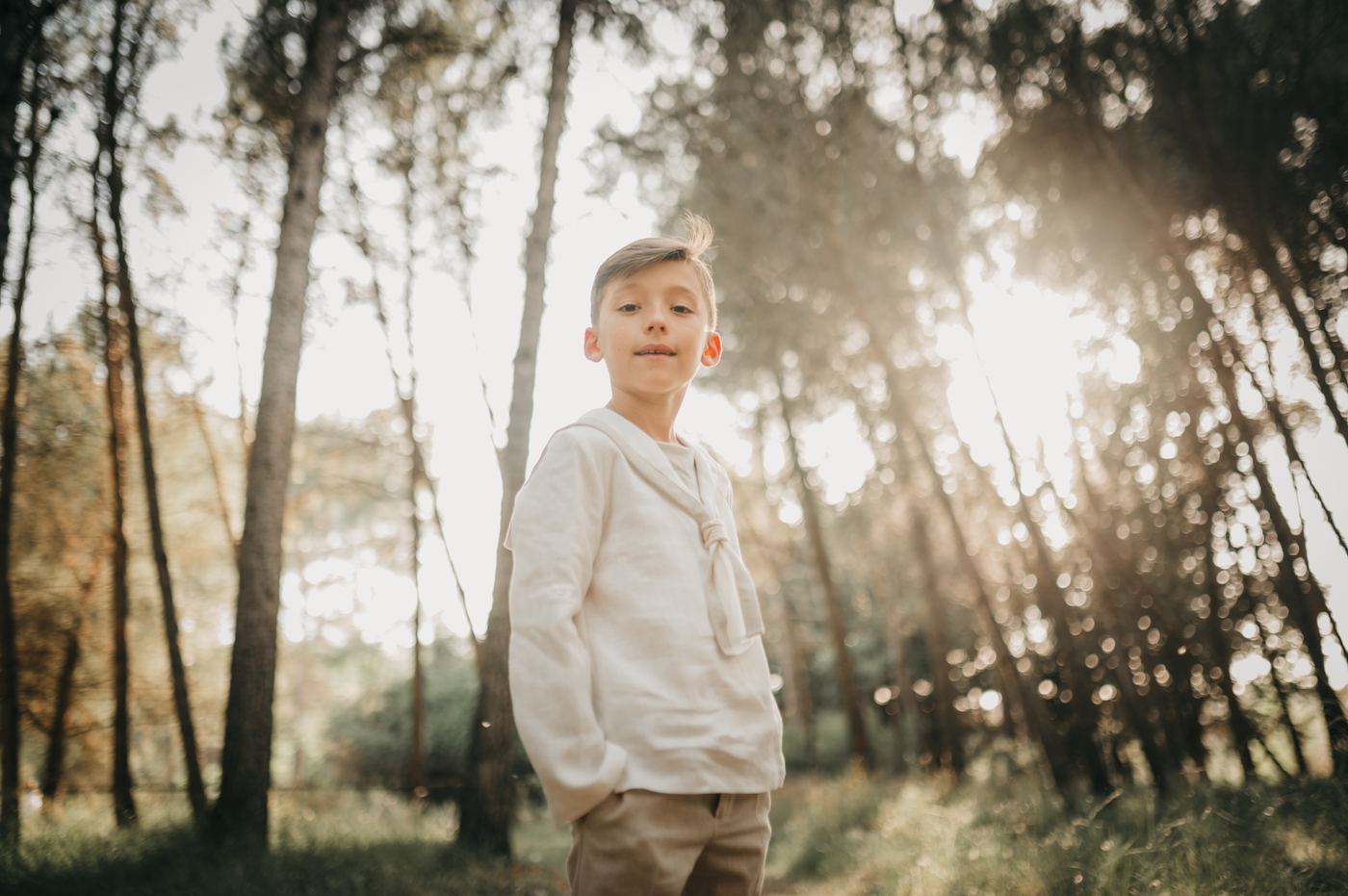 Retrato de niño de comunión a contraluz