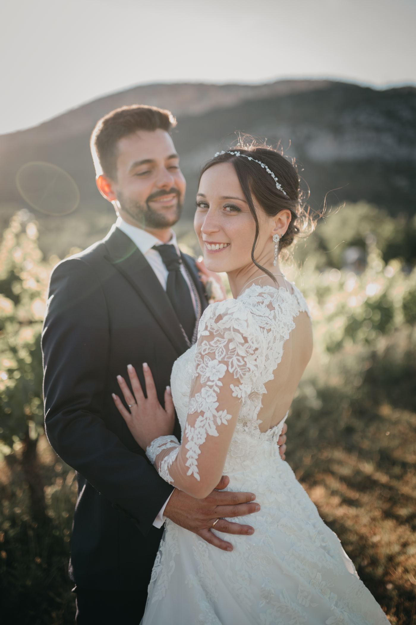 Novios sonriendo con la montaña al fondo